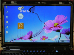 見にくいけど画面中心、縦にSの字に割れてます